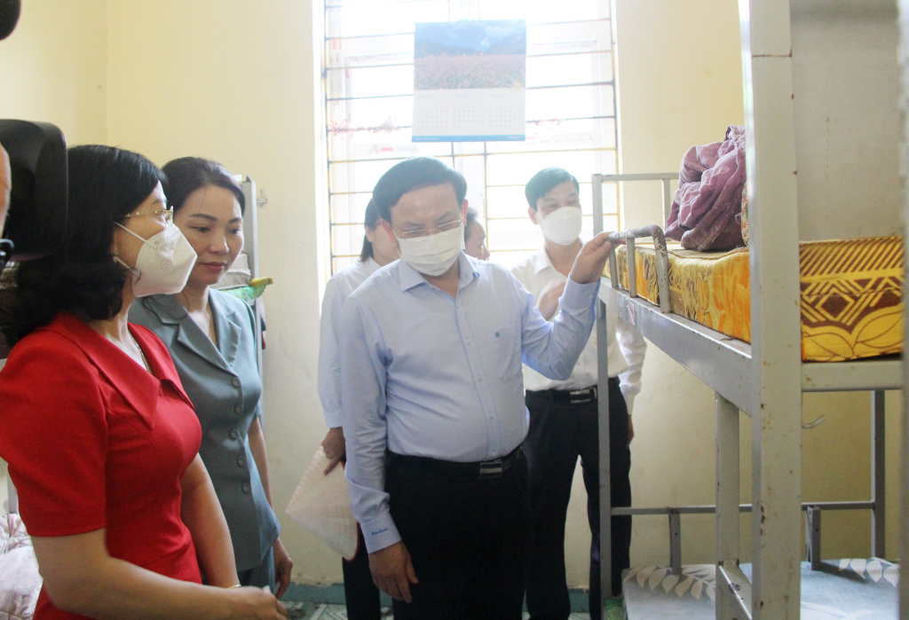 Đồng chí Bí thư Tỉnh ủy cùng đoàn công tác kiểm tra cơ sở vật chất của Trường THCS Quảng Lâm, huyện Đầm Hà.