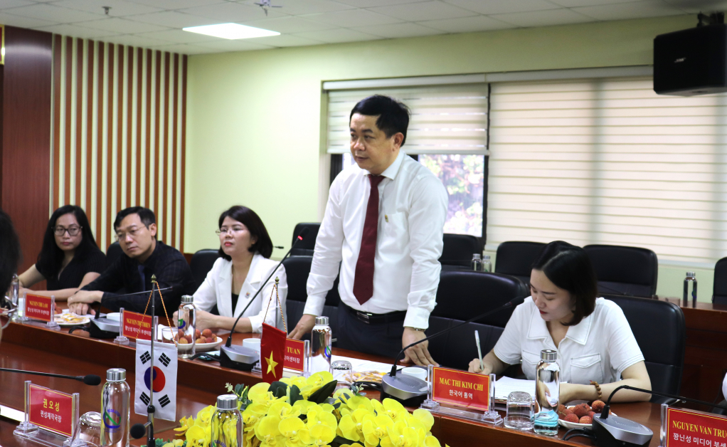 Giám đốc Trung tâm truyền thông tỉnh Quảng Ninh Mai Vũ Tuấn giới thiệu về các hoạt động của Trung tâm.