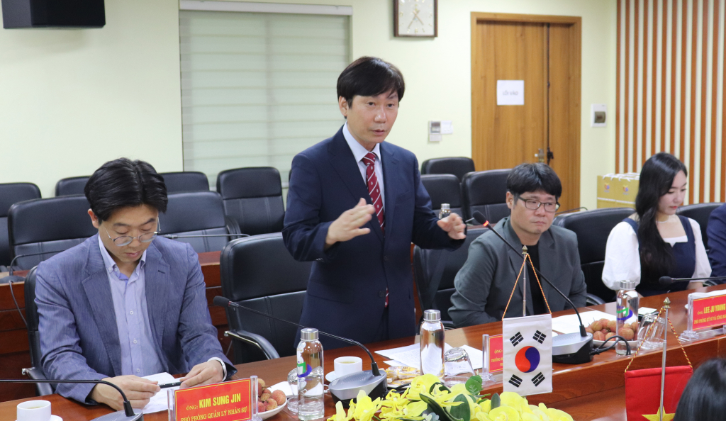 Ông Kwon Oh Sung, Trưởng Bộ phận sản xuất PT-TH Đài Gangwon phát biểu tại hội đàm.