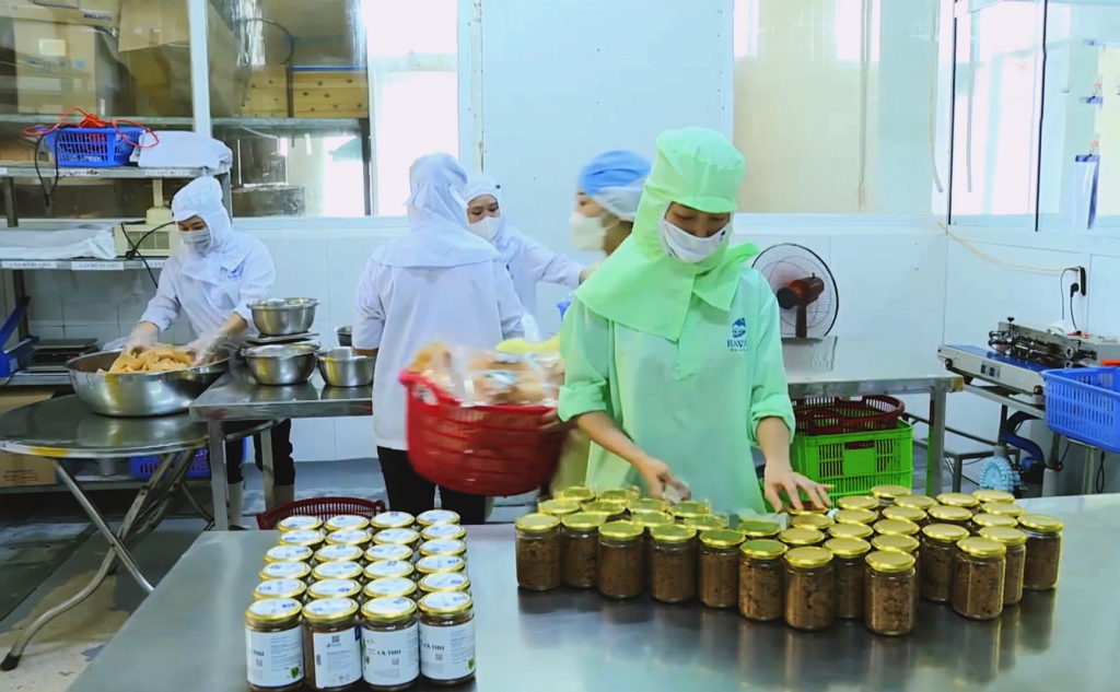 Công nhân Công ty TNHH Sản xuất và Thương mại thủy sản Quảng Ninh đóng gói sản phẩm ruốc hàu Vân Đồn.