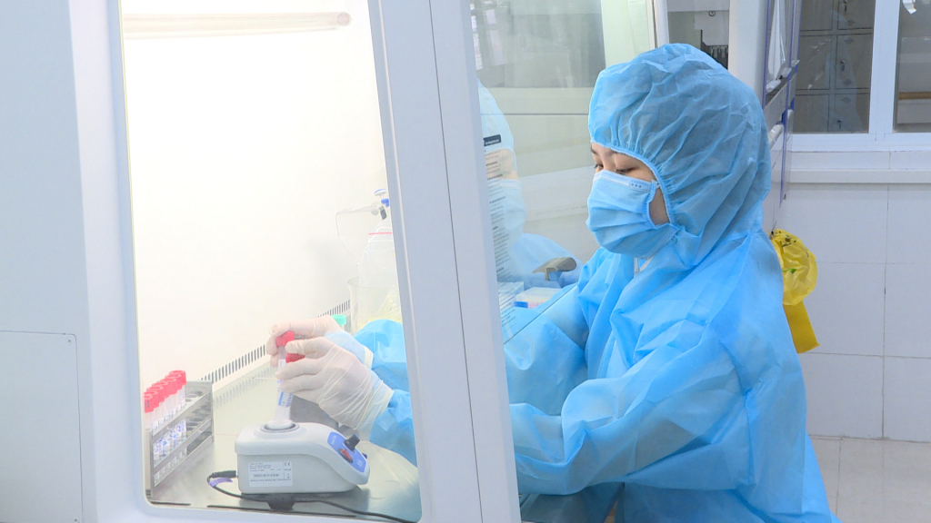 Ngày 18/5, TPhòng xét nghiệm PCR của TTYT Móng Cái có công suất 700 mẫu đơn, 3500 mẫu gộp/ ngày đã góp phần quan trọng trong công tác phòng chống dịch Covid-19 trên địa bàn TP Móng Cái.