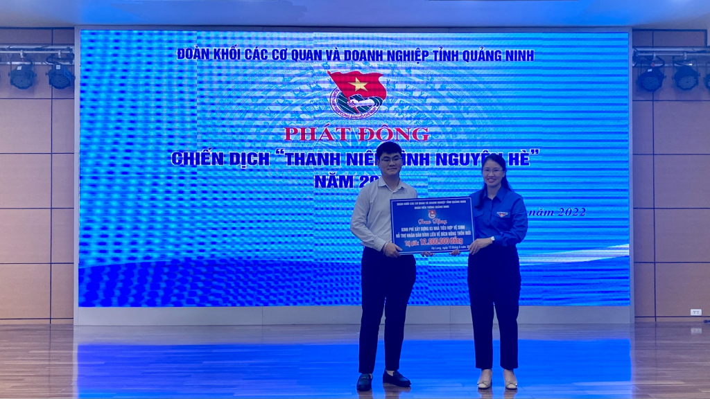 Đoàn Viễn thông Quảng Ninh trao tặng kinh phí góp phần xây dựng nhà tiêu hợp vệ sinh tại huyện Bình Liêu.