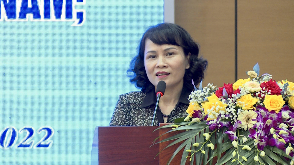 Đồng chí Nguyễn Thị Vinh, Bí thư Đảng ủy Khối Các cơ quan và Doanh nghiệp tỉnh Quảng Ninh phát biểu tại hội nghị.