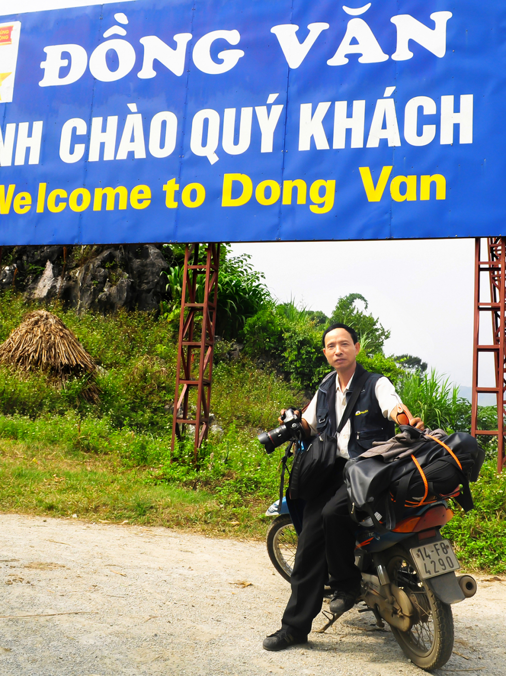 Nghệ sĩ nhiếp ảnh Nguyễn Ngọc Huấn trong chuyến đi sáng tác tại cột cờ Lũng Cú - Hà Giang. Ảnh: Dương Phượng Đại