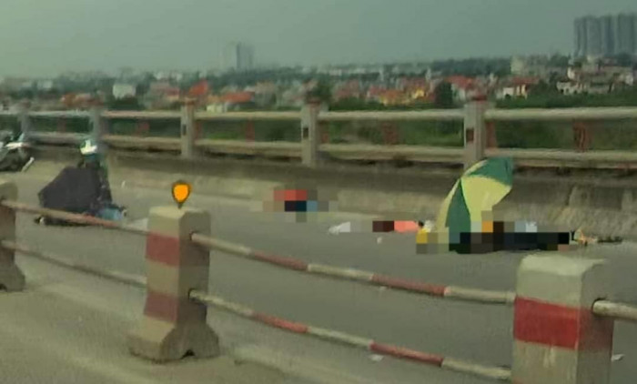 TNGT tại cầu Thanh Trì: Nam tài xế xe máy tử vong, cô gái ngồi sau gãy chân 1