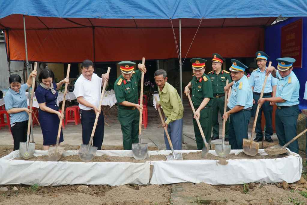 Các đại biểu tham dự khởi công xây dựng nhà tình nghĩa hỗ trợ gia đình bà Bùi Thị Nhã.