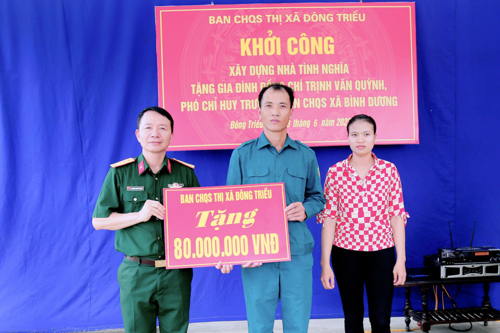 Ban CHQS TX Đông Triều trao số tiền hỗ trợ cho gia đình đồng chí Quỳnh.