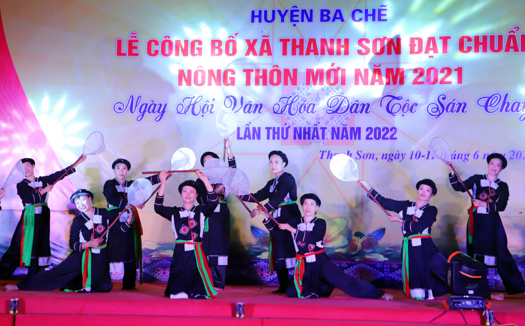 Biểu diễn văn nghệ tại Ngày hội Văn hoá dân tộc Sán Chay, huyện Ba Chẽ. Ảnh: Vũ Tiến Dũng
