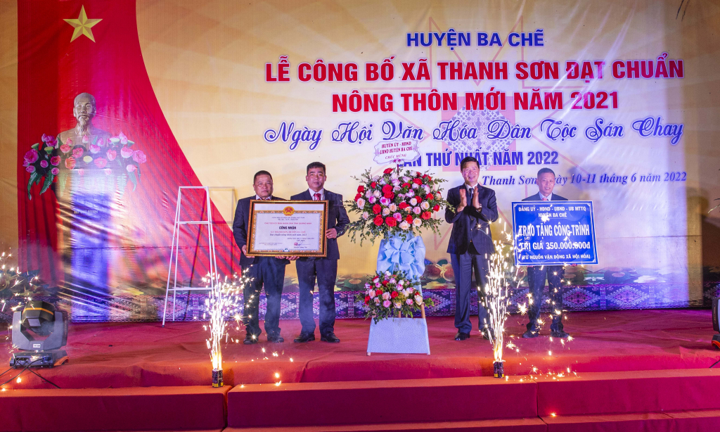 Xã Thanh Sơn đón nhận bằng công nhận xã đạt chuẩn nông thôn mới năm 2021 của tỉnh. Ảnh: Dương Phượng Đại