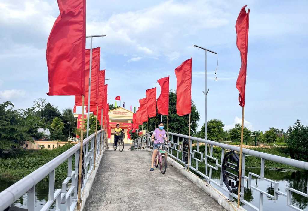 Trẻ em vui chơi trong khu vực Nhà văn hóa khu 5, phường Phong Hải, TX Quảng Yên, giữa xung quanh là sông nước.