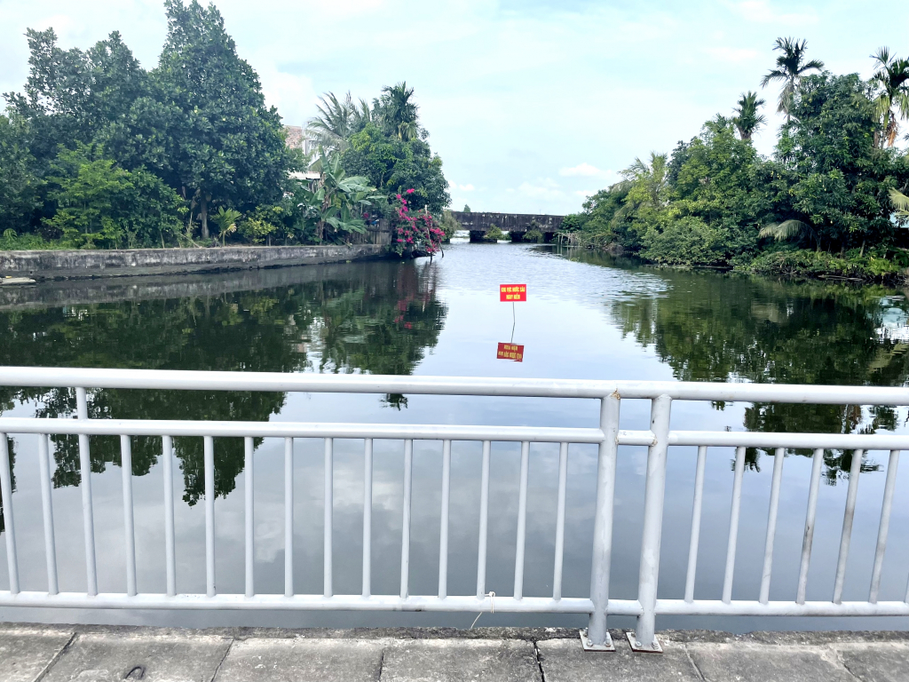 Biển cảnh báo nguy hiểm khu vực nước sâu đã được cắm.