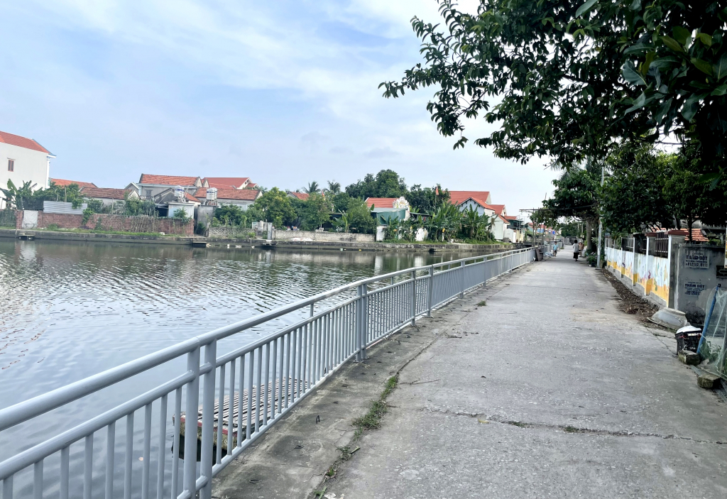 Còn rất nhiều tuyến đường ven sông trên địa bàn phường Phong Hải nói riêng và TX Quảng Yên nói chung chưa có lan can chống đuối nước.