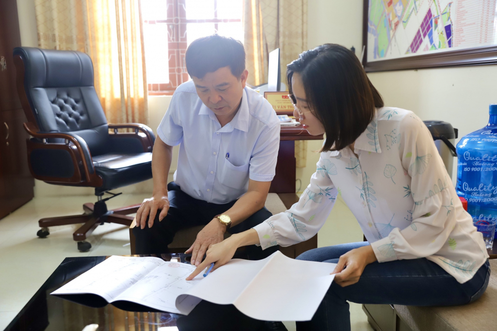 Ông Bùi Văn Thắng, Bí thư Đảng ủy, Chủ tịch UBND phường Phong Hải trao đổi với phóng viên về thiết kế và thi công lan can chống đuối nước trên địa bàn phường. 