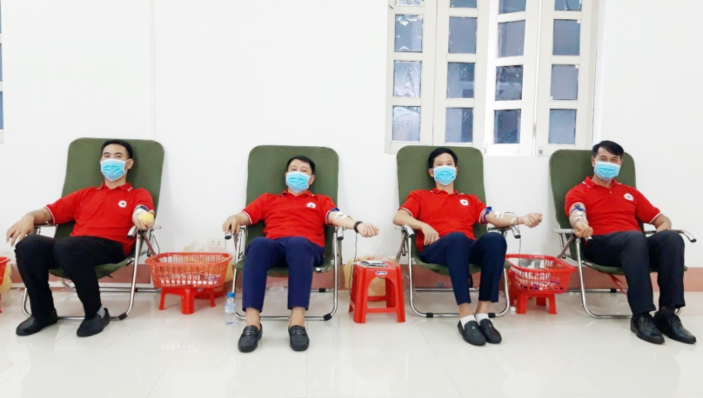 Các tình nguyện viên Hội Chữ thập đỏ hiến máu tình nguyện 
