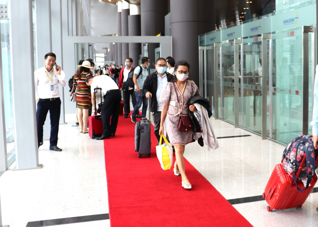 Du khách đến Quảng Ninh qua Cảng hàng không quốc tế Vân Đồn.