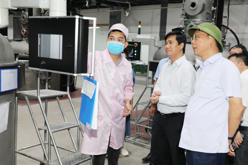 Chủ tịch UBND tỉnh Nguyễn Tường Văn kiểm tra tình hình sản xuất tại Nhà máy công nghệ tấm Silic Jinko Solar Việt Nam, KCN Sông Khoai. 