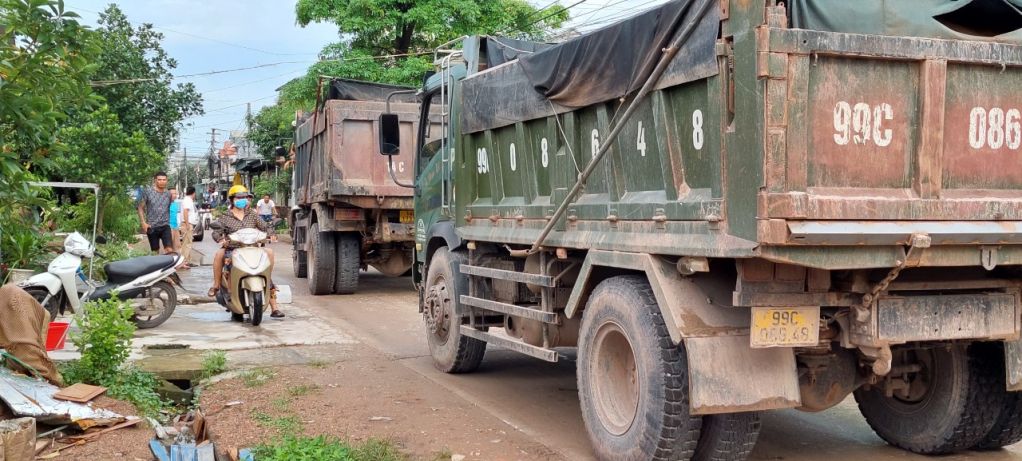 Xe tải nối đuôi nhau chở vật liệu xây dựng qua tuyến đường từ chợ ASEAN ra ngã tư Ông Liềng, thuộc khu 4, phường Hải Hòa (Móng Cái)
