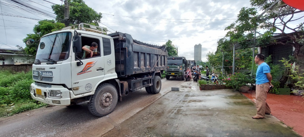 Người dân ở đây bất lực trước hoạt động vận chuyển vật liệu của các xe tải qua tuyến đường.
