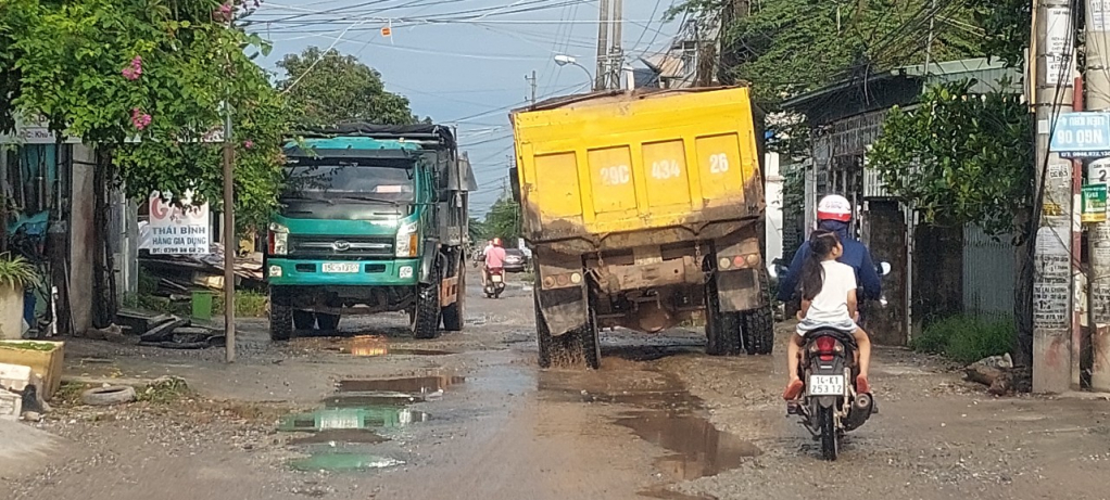 Tuyến đường liên khu 3,4,5 phường Hải Hòa bị cày xới bởi các xe tải chở vật liệu xây dựng.