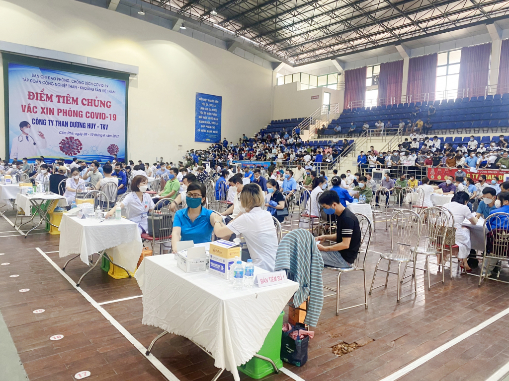  Quảng Ninh là một trong những địa phương trong nước sớm triển khai tiêm vắc-xin phòng Covid-19 mũi 4 cho người dân. 