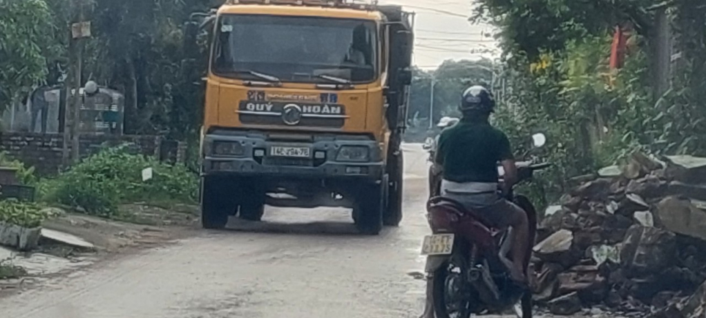 Xe tải vận chuyển đất trên tuyến đường dân sinh khu 4, phường Hải Hòa