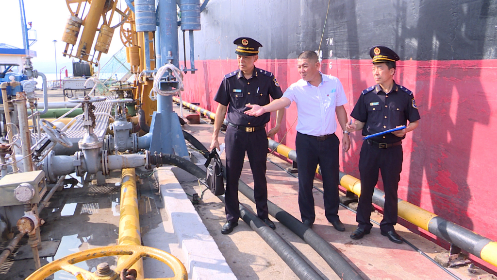 Cán bộ Chi cục Hải quan Cửa khẩu cảng Hòn Gai kiểm tra hoạt động XNK xăng dầu tại Công ty Xăng dầu B12.