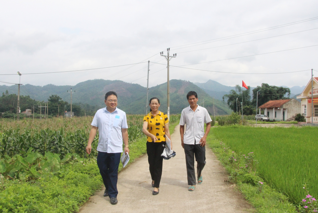 Cán bộ xã Lục Hồn (huyện Bình Liêu) cùng cán bộ trong thôn đến các hộ dân tuyên truyền.