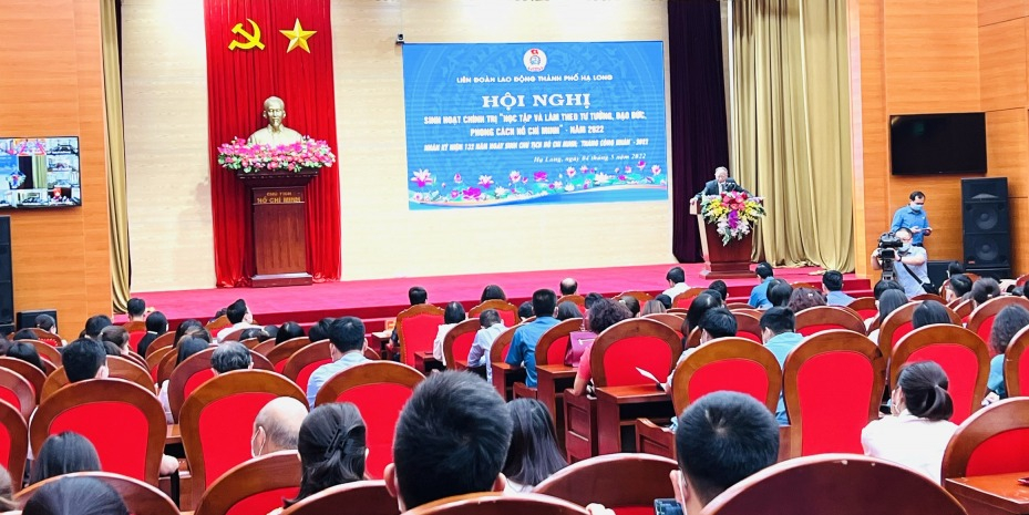 LĐLĐ Hạ Long mời Giáo sư Hoàng Chí Bảo nói chuyện về thân thế và cuộc đời của Bác Hồ cho CNVCLĐ nghe nhân dịp Tháng Công nhân 2022.
