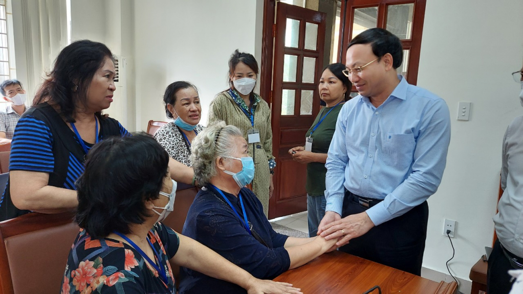 Đồng chí Nguyễn Xuân Ký trò chuyện, trao đổi với hộ dân tại buổi tiếp công dân định kỳ.