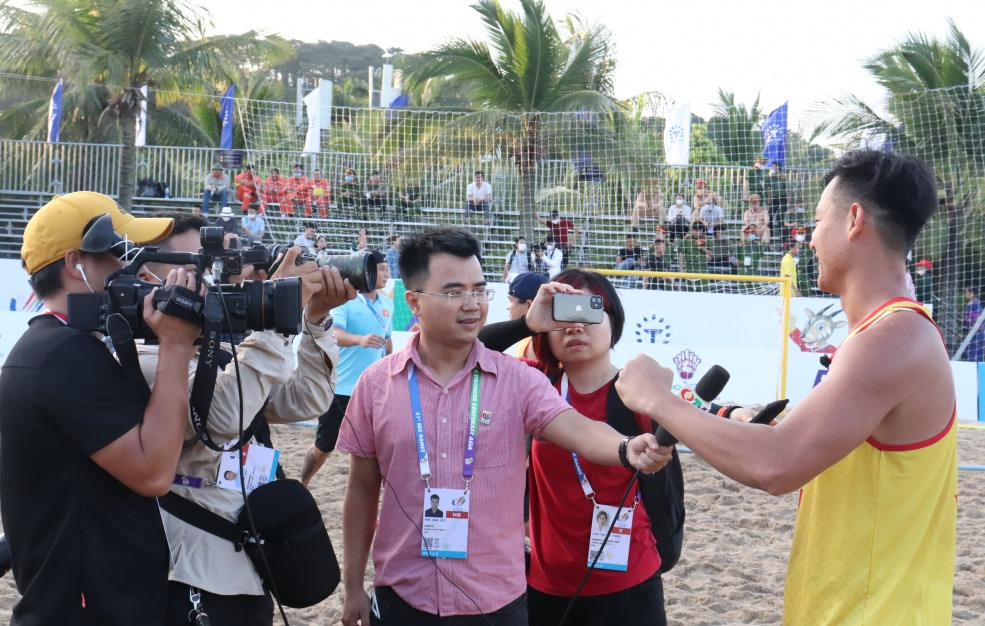 à Phóng viên TTTT tỉnh Quảng Ninh và các cơ quan báo chí thường trú tại Quảng Ninh tác nghiệp tại SEA Games 31.  