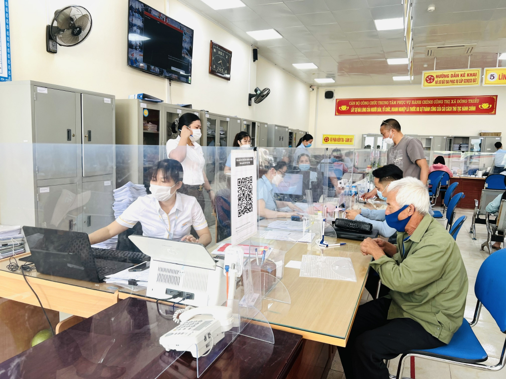 Giải quyết thủ tục cho người dân, doanh nghiệp tại Trung tâm hành chính công Đông Triều.