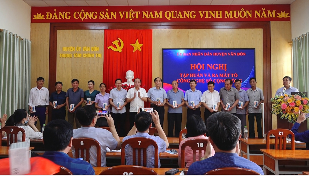 UBND huyện trao điện thoại Smartphone cho các tổ Công nghệ số cộng đồng.