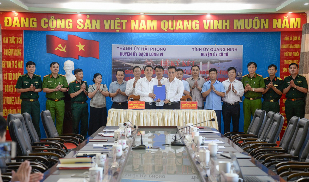 Lãnh đạo huyện Cô Tô, Tỉnh Quảng Ninh và lãnh đạo huyện đảo Bạch Long Vĩ, TP Hải Ký Chương trình phối hợp.