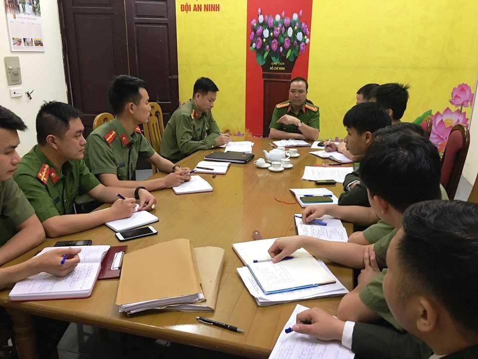 Tổ công tác 35 Công an thị xã Quảng Yên triển khai nhiệm vụ.