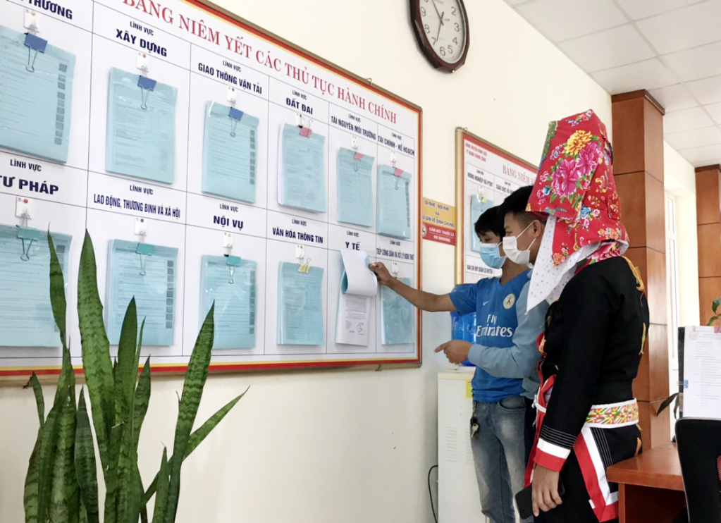 Các thủ tục hành chính được công khai tại Trung tâm hành chính công huyện Bình Liêu. Ảnh: Mạnh Trường
