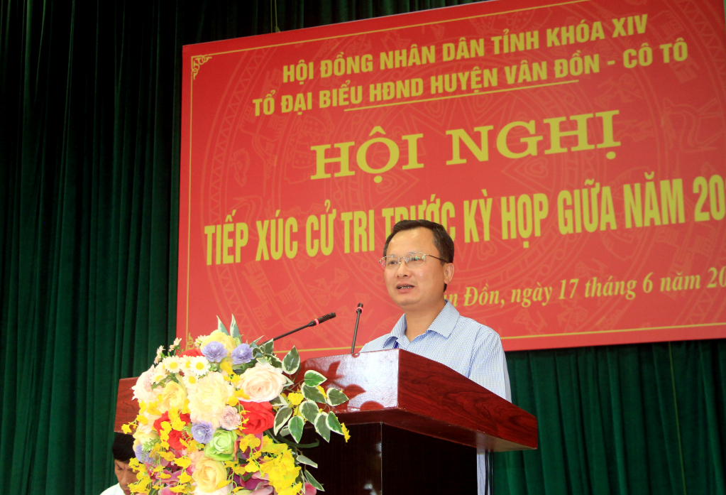 Đồng chí Cao Tường Huy, Phó Chủ tịch Thường trực UBND tỉnh, Trưởng Ban Quản lý KKT Vân Đồn, đại biểu HĐND tỉnh (Khóa XIV), phát biểu tại hội nghị tiếp xúc cử tri.