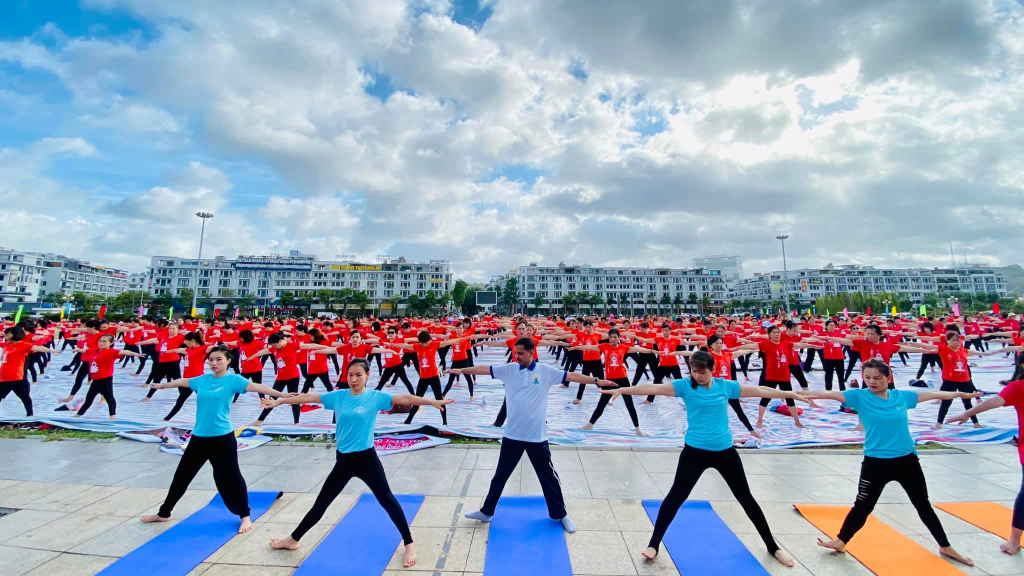 Đồng diễn yoga, giao lưu biểu diễn yoga tại Quảng trường 30/10 (TP Hạ Long) ngày 21/6/2020.
