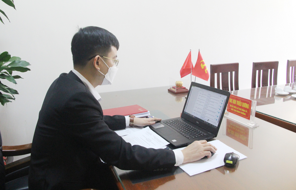 Đồng chí Bùi Triều Dương, Bí thư Đảng ủy, Chủ tịch UBND phường Đông Triều giải quyết công việc qua môi trường mạng.