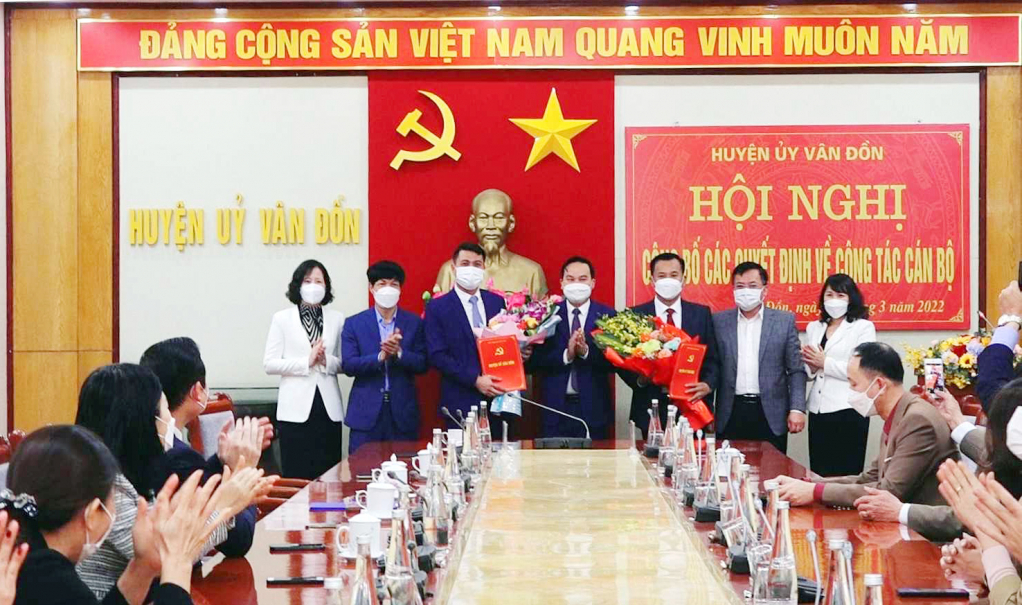 Lãnh đạo huyện Vân Đồn trao quyết định điều động, bổ nhiệm chức danh Chánh Văn phòng, Phó Chánh Văn phòng Huyện ủy Vân Đồn, tháng 3/2022.