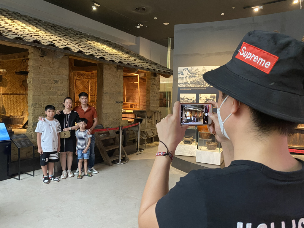 Du khách chụp ảnh lưu niệm tại Bảo tàng Quảng Ninh.