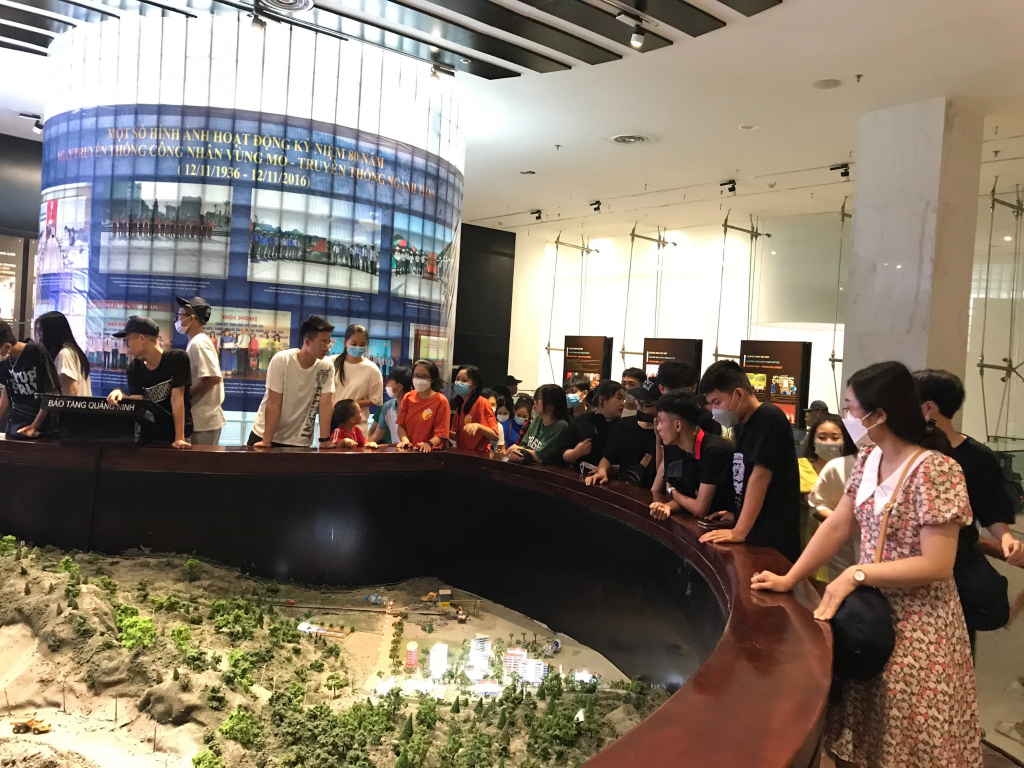 Mô hình khai thác than giúp người dân và du khách hiểu hơn về nghề thợ mỏ đặc trưng tại Quảng Ninh. 