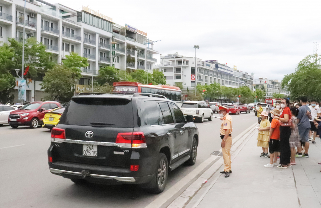 Vào các ngày cuối tuần, với lượng phương tiện qua lại đưa đón du khách khá đông, lực lượng cảnh sát giao thông đã có mặt để điều tiết giao thông, ổn định trật tự khu vực. 