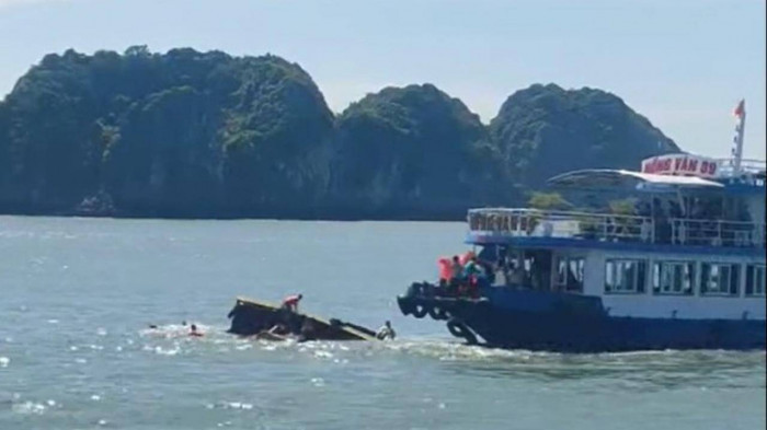 Tàu chuyển tải chở 12 khách du lịch bị chìm ở Hải Phòng, 1 phụ nữ tử vong 1