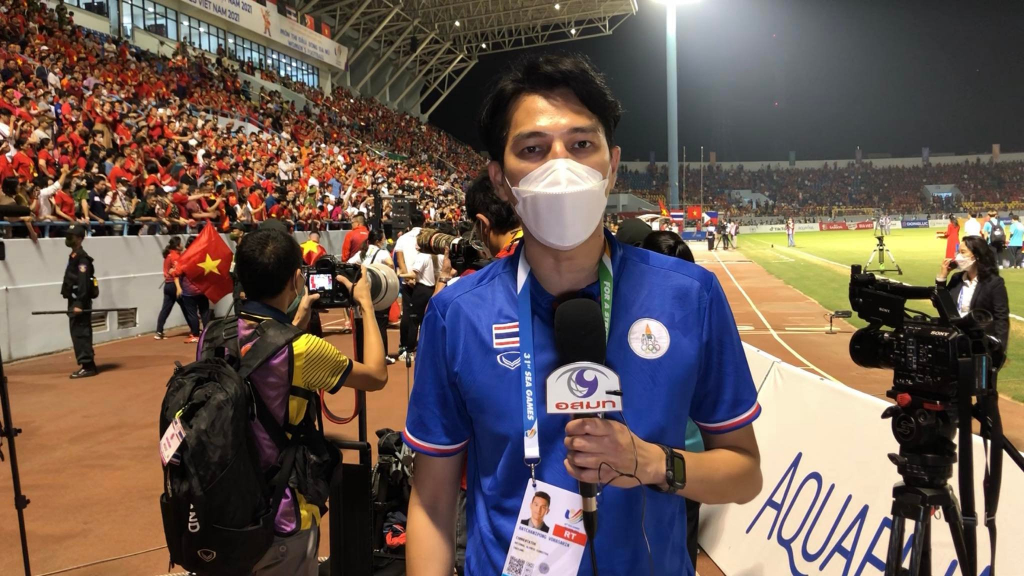 Ratchanipong Vorasarin, phóng viên Thái Lan tác nghiệp tại Sân vận động Cẩm Phả bộ môn bóng đá nữ. 