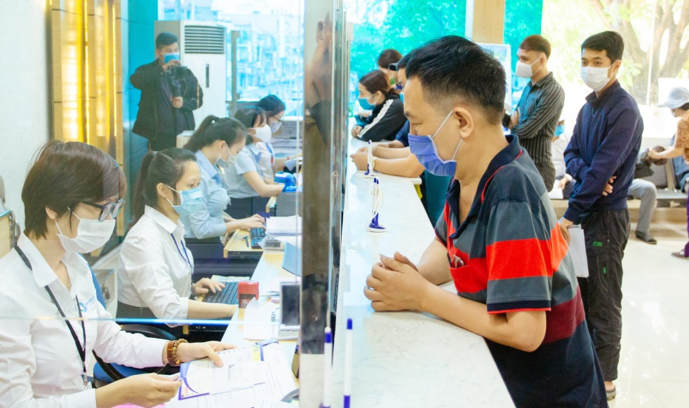 Làm thủ tục khám, chữa bệnh cho người dân tại Bệnh viện Bãi Cháy.