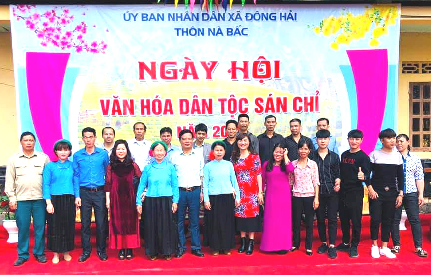 Ông Nguyễn Quang Hợp (thứ 6 từ bên trái sang) luôn là hạt nhân tích cực với các phong trào của địa phương