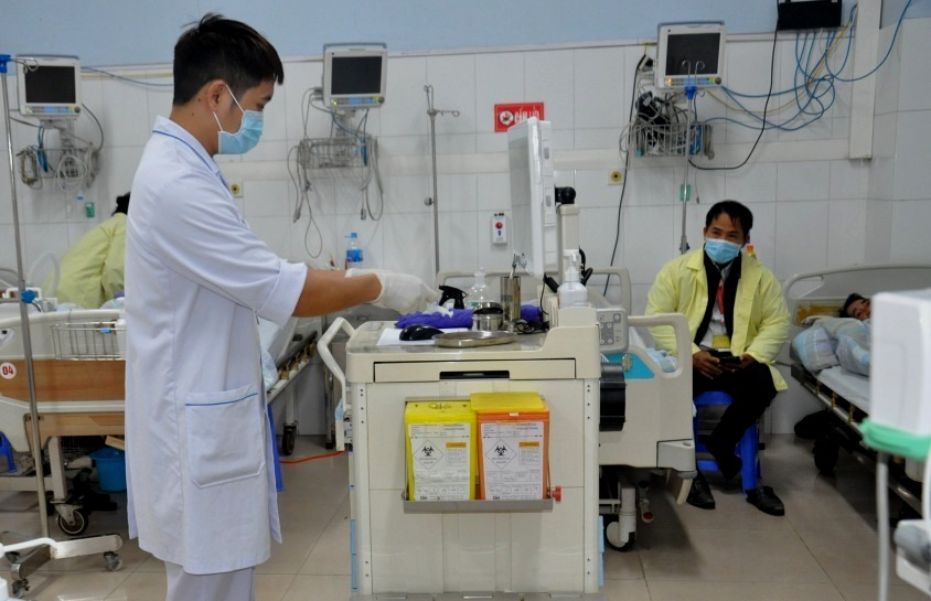 Nhân viên Y tế Bệnh viện Bãi Cháy sử dụng xe tiêm gắn máy tính để tiêm, cấp phát thuốc cho bệnh nhân theo y lệnh của bác sĩ được nhập trên hệ thống. 