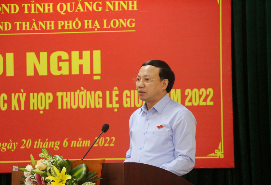Đồng chí Nguyễn Xuân Ký, Ủy viên Trung ương Đảng, Bí thư Tỉnh ủy, Chủ tịch HĐND tỉnh, phát biểu tại buổi tiếp xúc cử tri.
