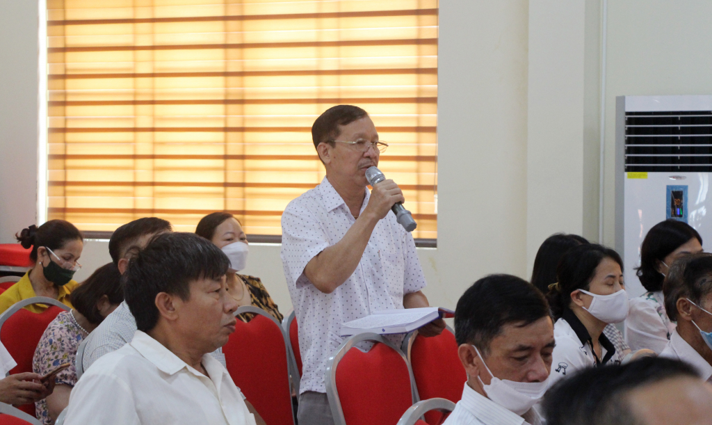 Cử tri phường Hùng Thắng phát biểu tại buổi tiếp xúc.