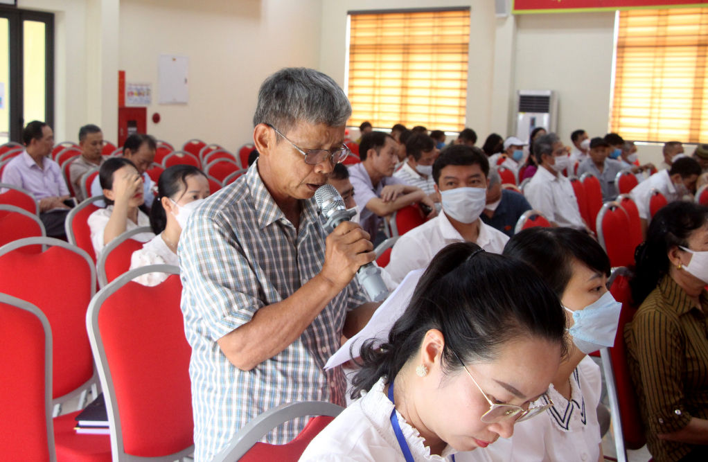 Cử tri phường Tuần Châu phát biểu tại buổi tiếp xúc.